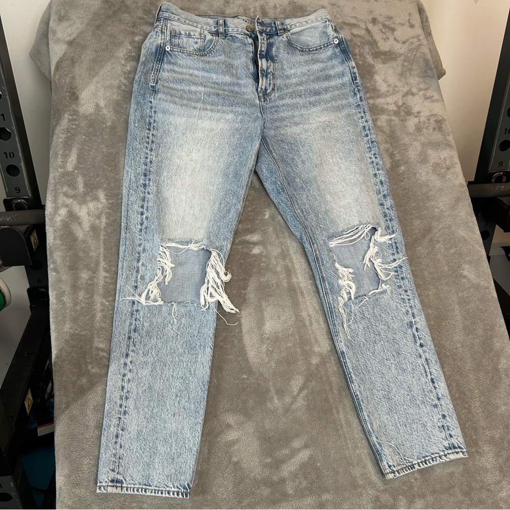 American Eagle Women's Jeans Light Wash‎ Mom Jean Distressed Color Blue Size 6